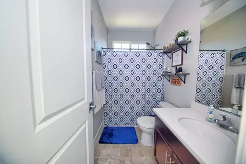 Bath - 9429 Vintner Cir, Patterson, CA 95363 photo 5 of 8