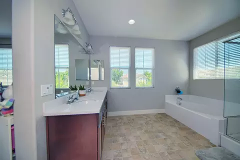 Bath - 9429 Vintner Cir, Patterson, CA 95363 photo 2 of 8