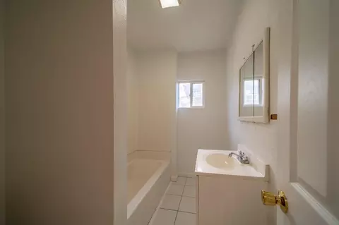 Bath - 108 E 8th St, Tracy, CA 95376 photo 1 of 1