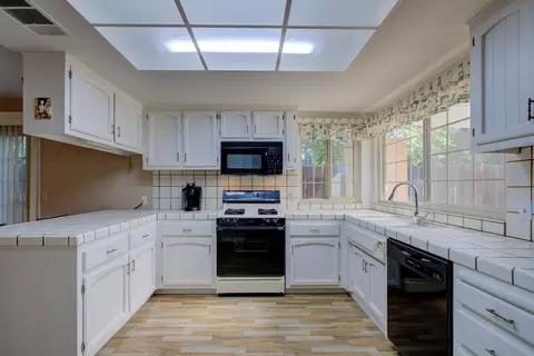 96 W Donna Dr, Merced, CA 95348 photo 3