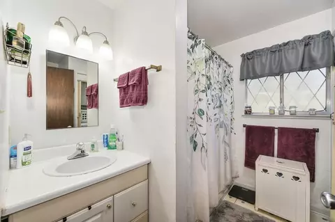 Bath - 2092 Lois Ln, Cool, CA 95614 photo 1 of 3