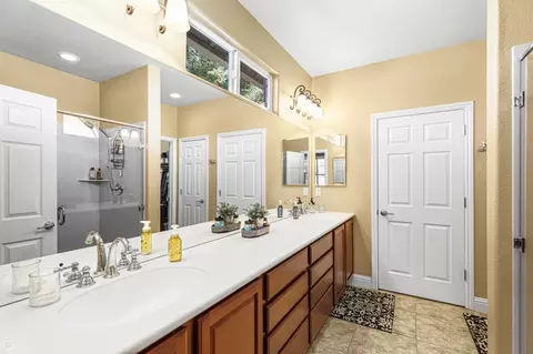 Bath - 2395 Nutwood Pl, Manteca, CA 95336 photo 1 of 3