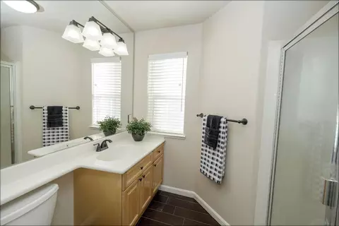 Bath - 2121 Paramont Way, Modesto, CA 95355 photo 6 of 10