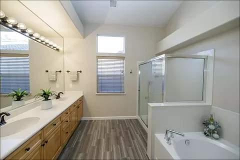 Bath - 2121 Paramont Way, Modesto, CA 95355 photo 1 of 10