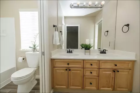 Bath - 2121 Paramont Way, Modesto, CA 95355 photo 10 of 10