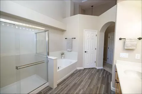 Bath - 2121 Paramont Way, Modesto, CA 95355 photo 5 of 10