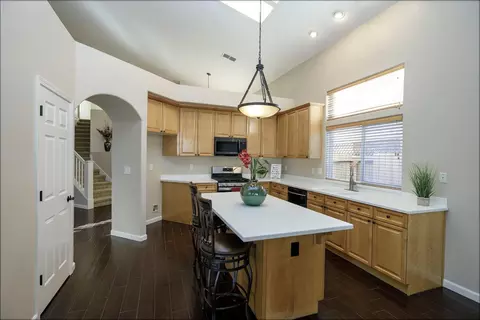 Kitchen - 2121 Paramont Way, Modesto, CA 95355 photo 3 of 6