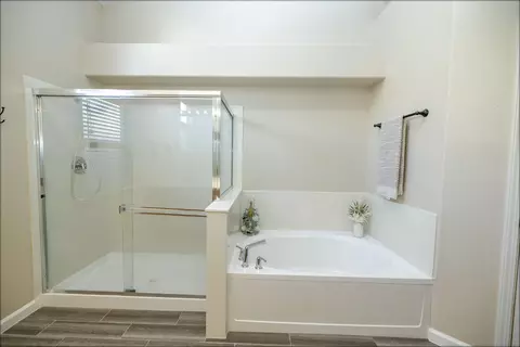 Bath - 2121 Paramont Way, Modesto, CA 95355 photo 3 of 10