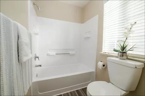 Bath - 2121 Paramont Way, Modesto, CA 95355 photo 9 of 10