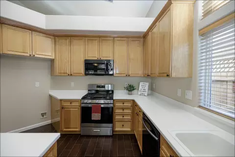 Kitchen - 2121 Paramont Way, Modesto, CA 95355 photo 4 of 6