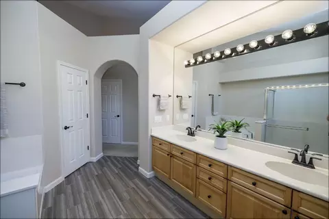 Bath - 2121 Paramont Way, Modesto, CA 95355 photo 4 of 10