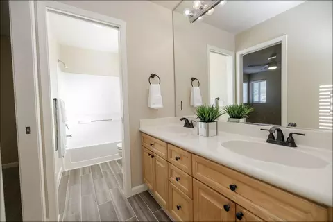 Bath - 2121 Paramont Way, Modesto, CA 95355 photo 8 of 10