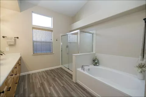 Bath - 2121 Paramont Way, Modesto, CA 95355 photo 2 of 10