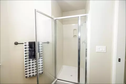 Bath - 2121 Paramont Way, Modesto, CA 95355 photo 7 of 10