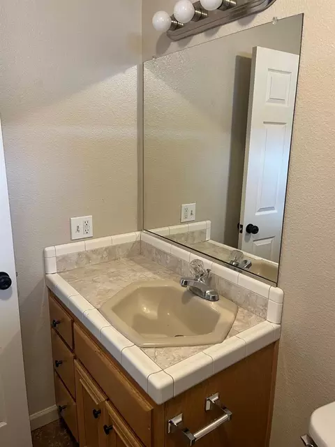 Bath - 805 Fallen Leaf Ln, Modesto, CA 95351 photo 1 of 2