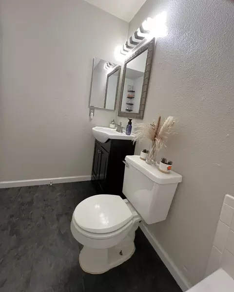 Bath - 840 Buckingham Dr, Manteca, CA 95336 photo 4 of 4