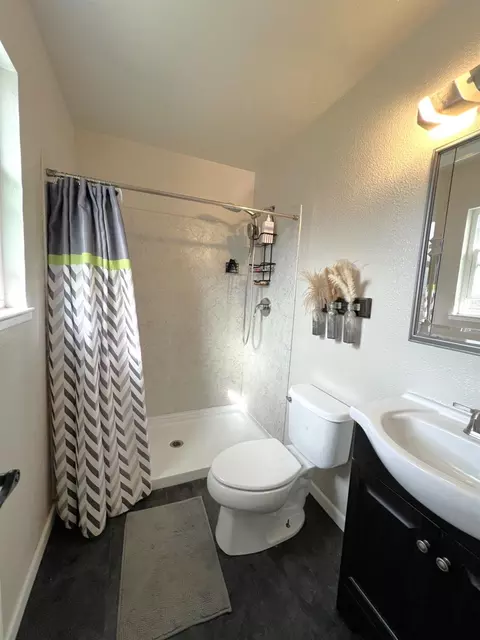 Bath - 840 Buckingham Dr, Manteca, CA 95336 photo 1 of 4