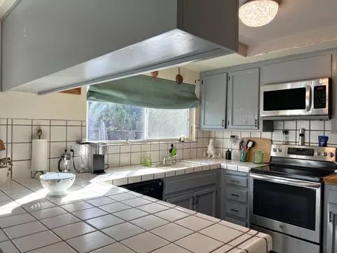Kitchen - 840 Buckingham Dr, Manteca, CA 95336 photo 5 of 7