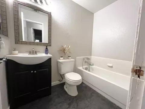 Bath - 840 Buckingham Dr, Manteca, CA 95336 photo 3 of 4