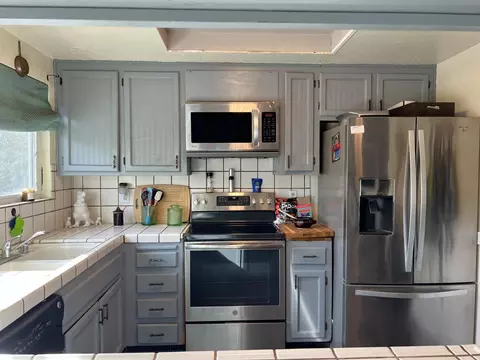 Kitchen - 840 Buckingham Dr, Manteca, CA 95336 photo 3 of 7