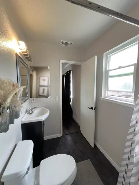 Bath - 840 Buckingham Dr, Manteca, CA 95336 photo 2 of 4