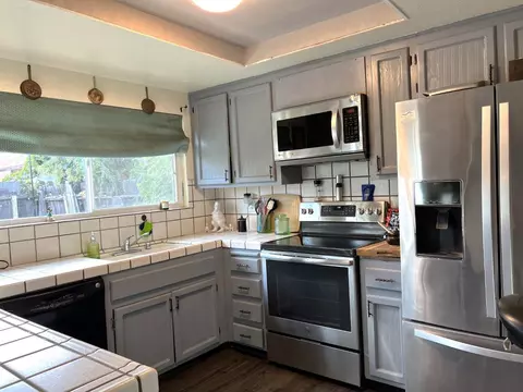 Kitchen - 840 Buckingham Dr, Manteca, CA 95336 photo 4 of 7