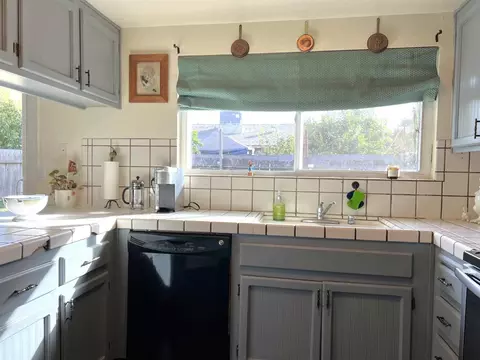 Kitchen - 840 Buckingham Dr, Manteca, CA 95336 photo 6 of 7