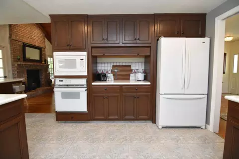 Kitchen - 2377 Valentine Ct, Turlock, CA 95382 photo 6 of 7