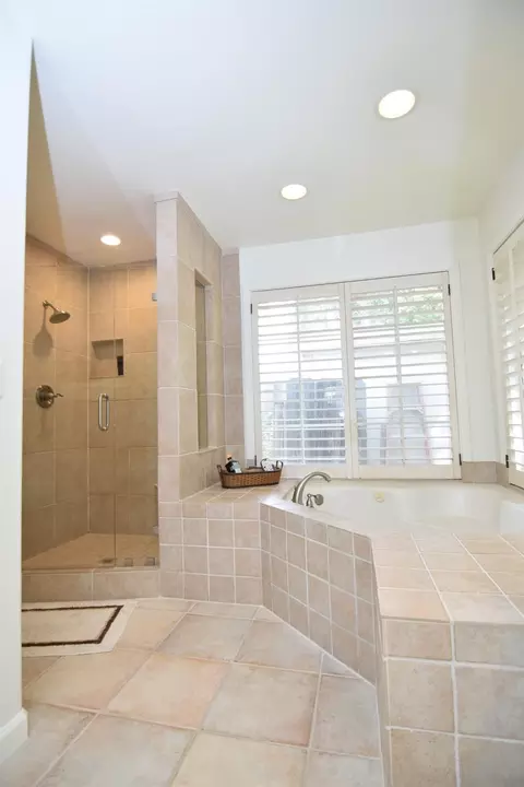 Bath - 2377 Valentine Ct, Turlock, CA 95382 photo 2 of 7