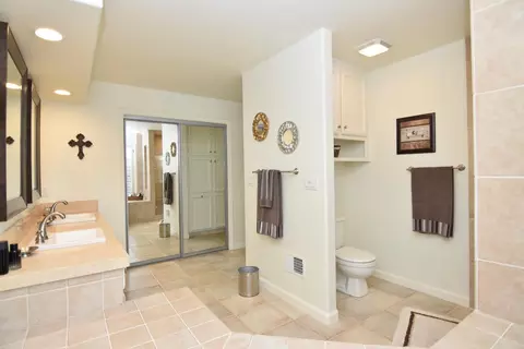 Bath - 2377 Valentine Ct, Turlock, CA 95382 photo 5 of 7