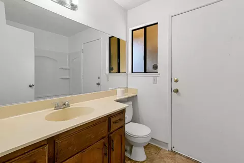 Bath - 544 Morgan St, Manteca, CA 95336 photo 2 of 3