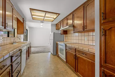 Kitchen - 544 Morgan St, Manteca, CA 95336 photo 2 of 3