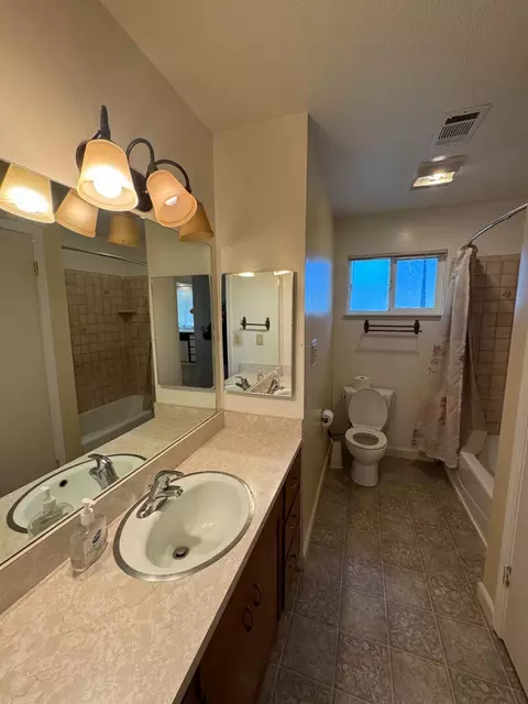Bath - 920 Snead Dr, Modesto, CA 95351 photo 1 of 2