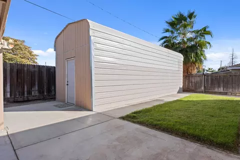 Exterior - 2004 4th St, Ceres, CA 95307 photo 4 of 5