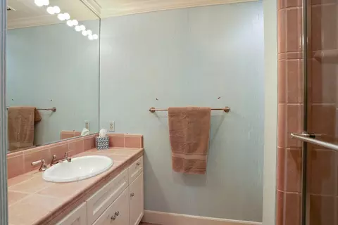 Bath - 1351 Rivergate Dr, Lodi, CA 95240 photo 10 of 11