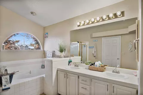Bath - 805 Sauceda Ct, Modesto, CA 95351 photo 3 of 3
