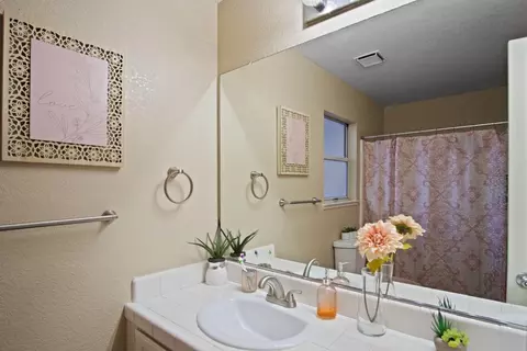 Bath - 805 Sauceda Ct, Modesto, CA 95351 photo 2 of 3