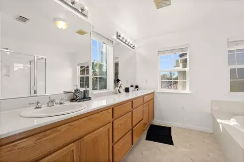 Bath - 100 Wisteria Ln, Tracy, CA 95377 photo 2 of 6