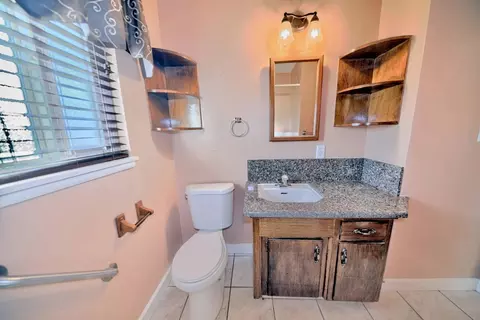 Bath - 405 Charles Ave, Modesto, CA 95350 photo 3 of 9