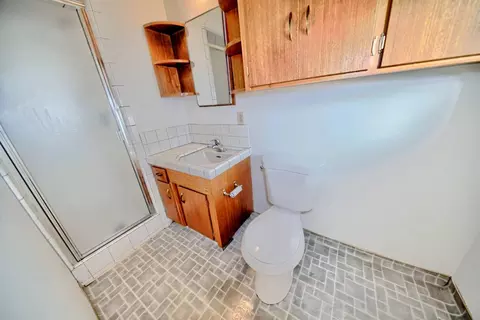 Bath - 405 Charles Ave, Modesto, CA 95350 photo 6 of 9