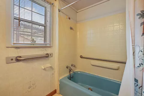 Bath - 1324 Marlow St, Modesto, CA 95351 photo 2 of 2