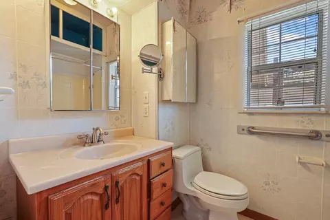 Bath - 1324 Marlow St, Modesto, CA 95351 photo 1 of 2
