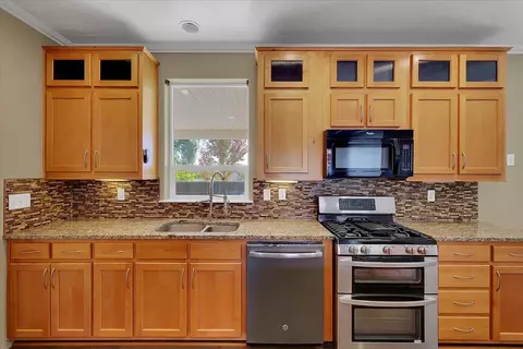 Kitchen - 845 Justeson Ave, Gridley, CA 95948 photo 12 of 15