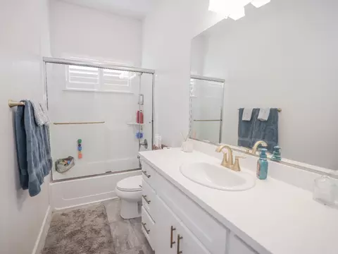 Bath - 2949 Shady Acres Loop, Rocklin, CA 95765 photo 2 of 10