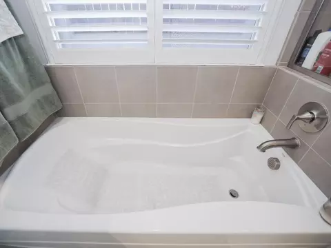 Bath - 2949 Shady Acres Loop, Rocklin, CA 95765 photo 9 of 10