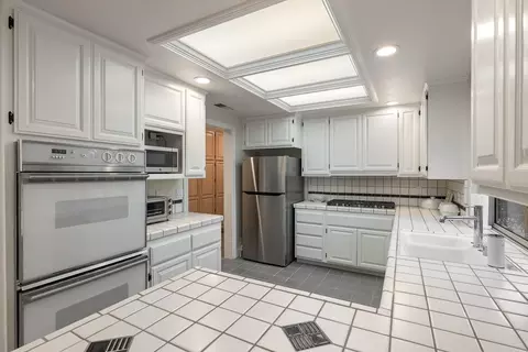 Kitchen - 819 Harrier Pl, Davis, CA 95616 photo 4 of 4