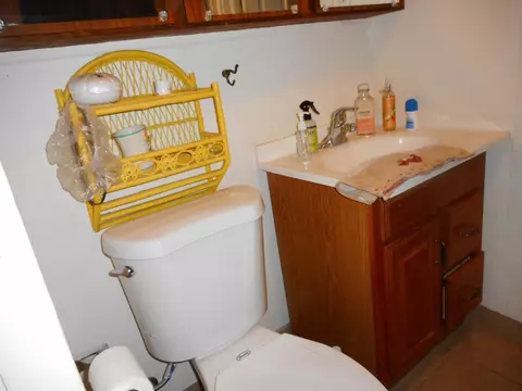 Bath - 579 West Ave, Gustine, CA 95322 photo 1 of 2