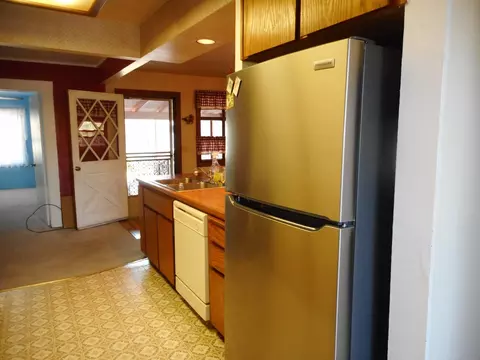 Kitchen - 579 West Ave, Gustine, CA 95322 photo 3 of 4