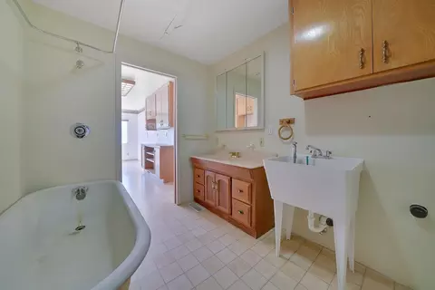 Bath - 8 Mcdowell St, Jackson, CA 95642 photo 2 of 3
