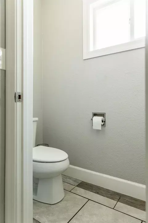 Bath - 5647 E Jahant Rd, Galt, CA 95632 photo 1 of 12